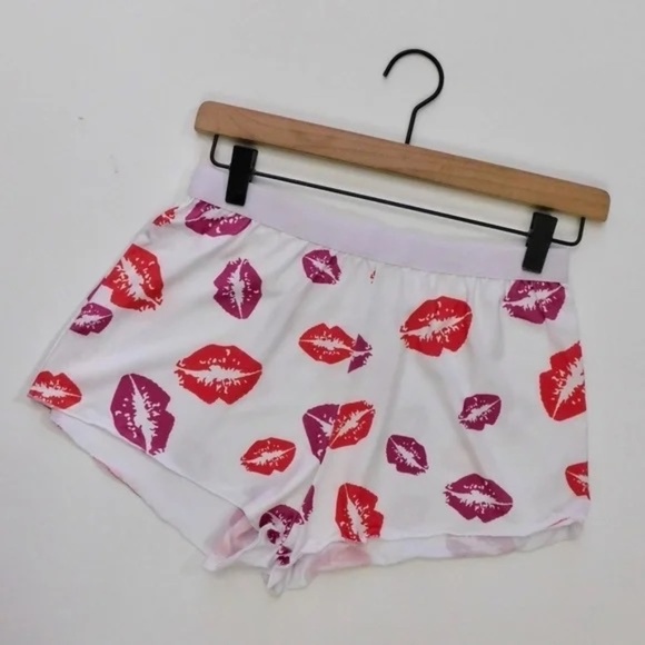 NEW!! HOT LIPS Lipstick Kiss Cropped Loungewear Two Piece Set Top Shorts Medium - Picture 5 of 10
